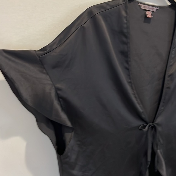 Victorias Secret front tie robe with ruffle detail on front & sleeves silky feel - Picture 3 of 10